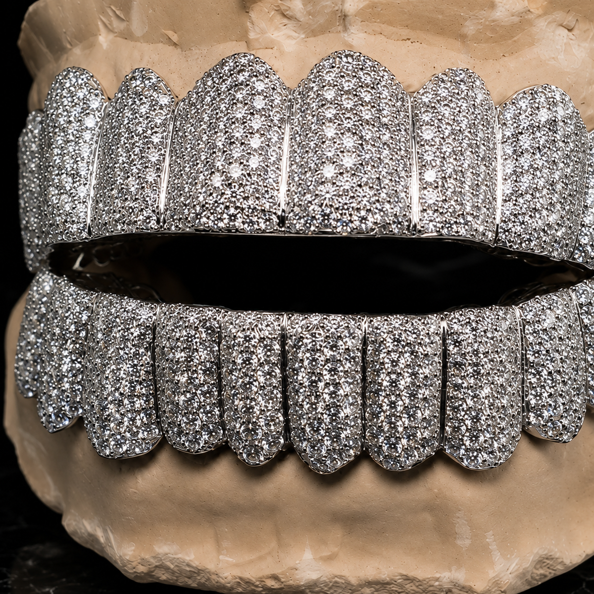 Close Up Iced Out VVS Moissanite Full Set Grillz Stone Setting