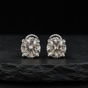 Close Up VVS Moissanite Round Cut Stud Earring Prong Setting