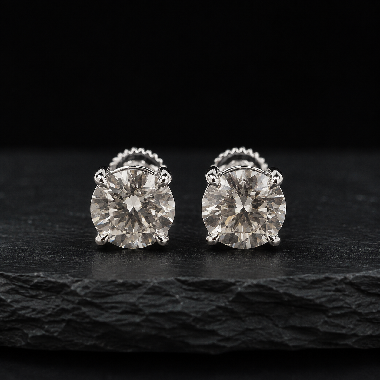 Close Up VVS Moissanite Round Cut Stud Earring Prong Setting